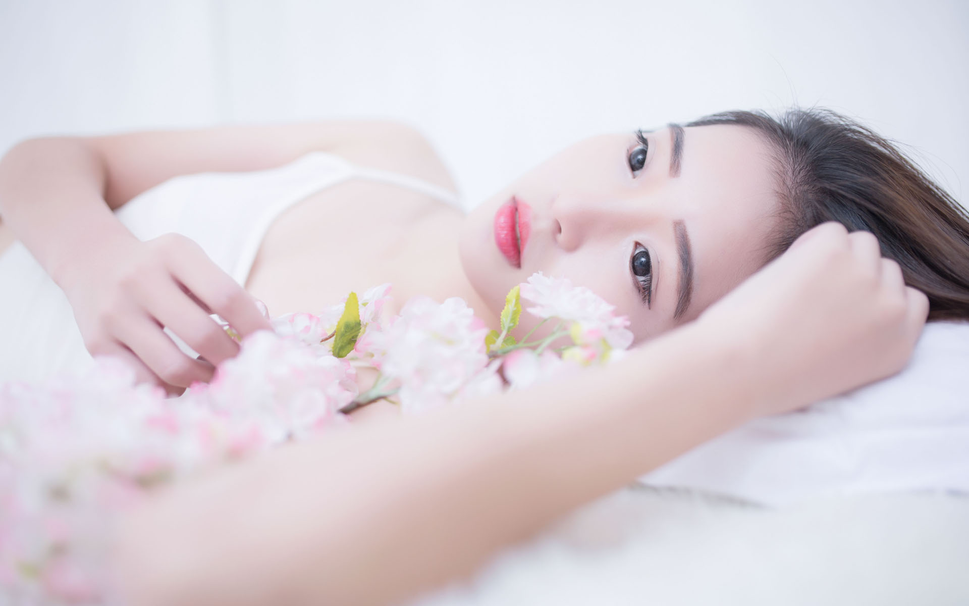 王毅会见乌兹别克斯坦外长赛义多夫